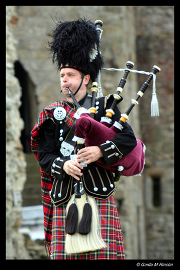 %_tempFileName02)%20Piper%20in%20Edinburgh%