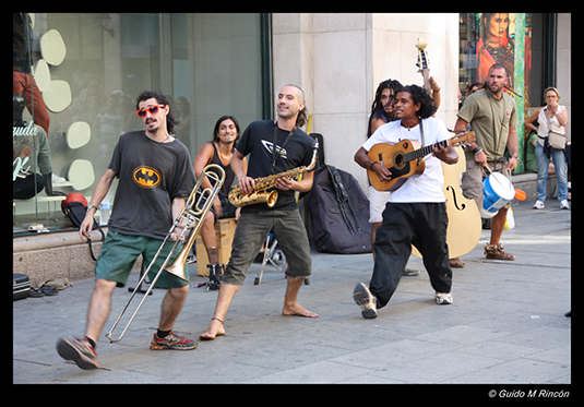 %_tempFileName10)%20Buskers%20in%20Barcelona%